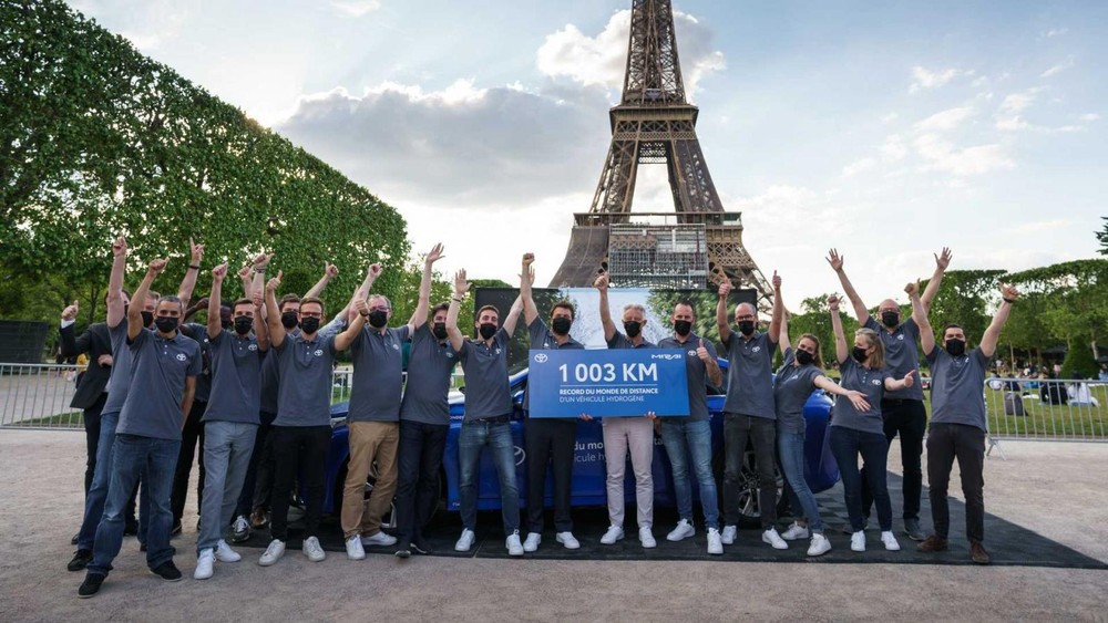 Đội ngũ Toyota ăn mừng thành tích 1.003 km phá kỷ lục thế giới